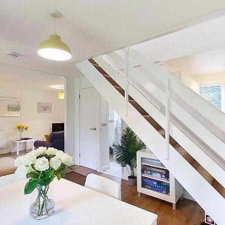 Вилла 45 Trevithick Court, Tolroy Manor Хейл Экстерьер фото